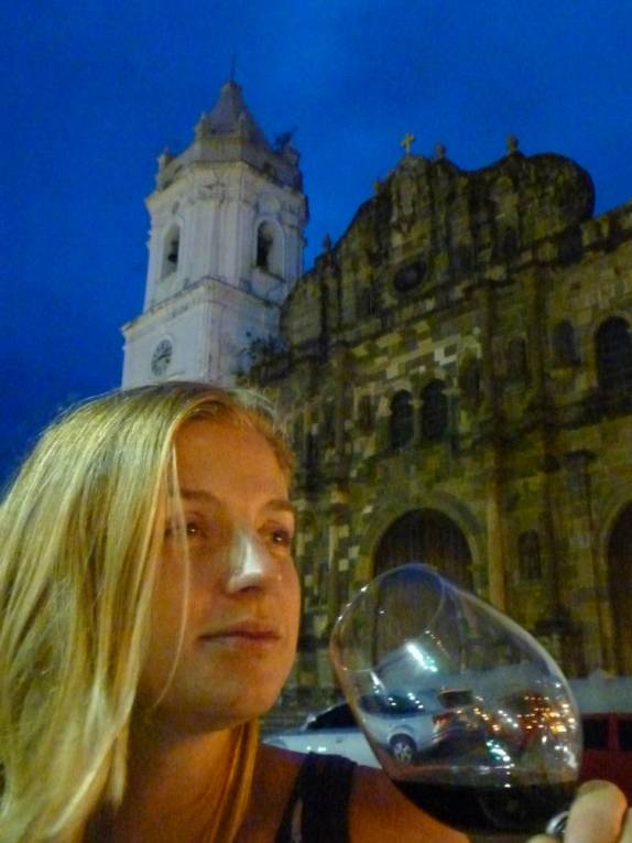 Degustando um vinho em frente à Catedral, na principal praça do Casco Antiguo, na Cidade do Panamá, a capital do país